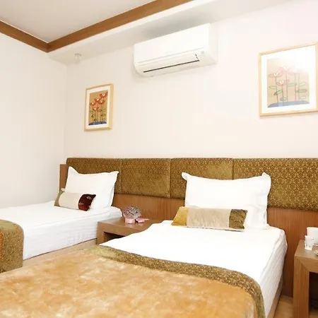 Corner Boutique 바이즈