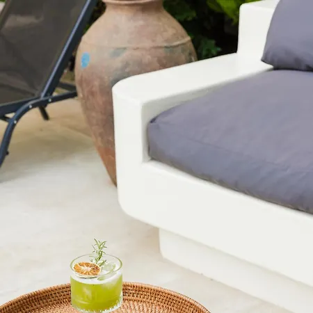 Corner Boutique 3*
